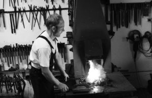 Kunstschmied Stefan Simmet beim erhitzen eines Eisens